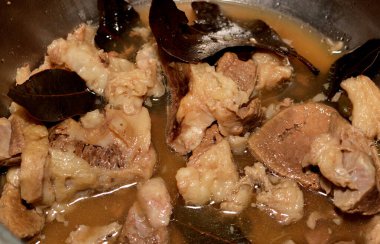 Doğranmış et parçaları sıcak buharda pişirilmiş soğan dilimleri, tuz ve karabiber, defne ve kakule, seçici et parçaları pişiriliyor, et tarifi Mısır usulü yapılıyor.