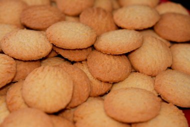 El-Fitr bayramını kutlamak için bir yığın geleneksel Arap kurabiyesi, Mısır bisküvileri çoğunlukla un parçalanmış hindistan cevizi ve ghee, lezzetli İslami ziyafet pastanesi