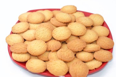 El-Fitr bayramını kutlamak için bir tabak geleneksel Arap kurabiyesi, Hindistan cevizli Mısır bisküvileri, beyaz arka planda izole edilmiş lezzetli İslami ziyafet pastanesi.