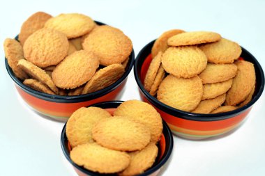 El-Fitr bayramını kutlamak için geleneksel Arap kurabiyeleri tabakları, un ağırlıklı Mısır bisküvileri, doğranmış hindistan cevizi ve ghee, lezzetli İslami ziyafet pastanesi