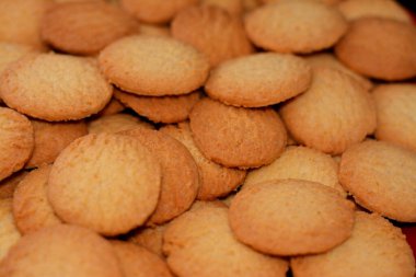 El-Fitr bayramını kutlamak için bir yığın geleneksel Arap kurabiyesi, Mısır bisküvileri çoğunlukla un parçalanmış hindistan cevizi ve ghee, lezzetli İslami ziyafet pastanesi