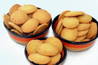 El-Fitr bayramını kutlamak için geleneksel Arap kurabiyeleri tabakları, un ağırlıklı Mısır bisküvileri, doğranmış hindistan cevizi ve ghee, lezzetli İslami ziyafet pastanesi