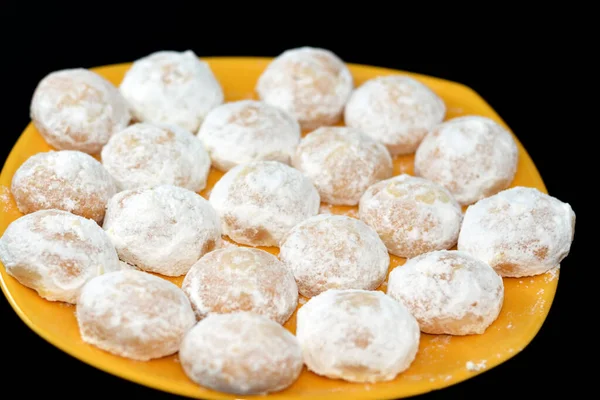 为庆祝伊斯兰开斋节 埃及开斋节 用黄色的传统阿拉伯饼干盘 上面涂满了糖粉 坚果和榛子 还有用黑色隔开的马尔班 — 图库照片