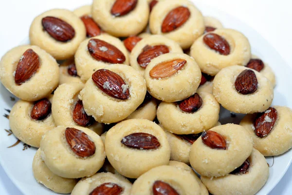 伝統的なアラビアクッキーエル フィトル祭のイスラムの休日を祝うために エジプトのゴリーバは 主にギーで作られ アーモンド イスラムの饗宴でおいしいパン屋で詰められています — ストック写真