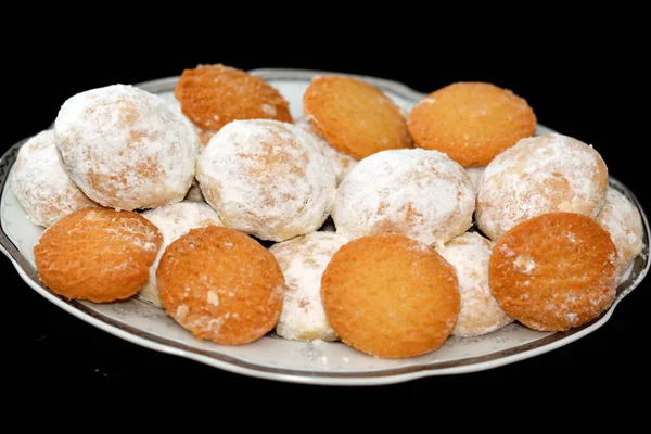 庆祝伊斯兰开斋节的传统阿拉伯饼干 埃及饼干和Kahk 上面撒满了糖粉 里面塞满了榛子 还有一个椭圆形盘子里的Malban — 图库照片