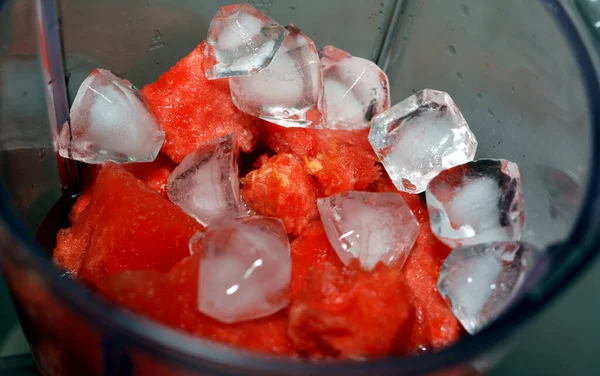 Uma Pilha Frutas Melancia Corta Pequenos Pedaços Com Cubos Gelo — Fotografia de Stock