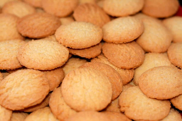 为庆祝伊斯兰教节日开斋节而准备的一堆传统的阿拉伯饼干 主要由面粉制成的埃及饼干 切碎的椰子和希 还有美味的伊斯兰节日烘焙 — 图库照片