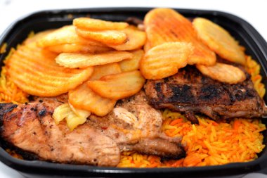 Arap mutfağında mangalda ızgara tavuk rengarenk Basmati pilavı ve patates kızartması genellikle normal ve baharatlı sarımsak sosuyla servis edilir.