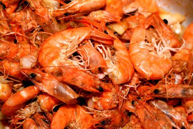 Sıcak buharda pişirilmiş gri karidesler soğan dilimleri, sarımsaklı kimyon ve sıcak buharda pişirilmiş tuz, seçici deniz ürünleri mutfağı, sıcak buharda pişirilmiş karides servis edilmeye hazır.