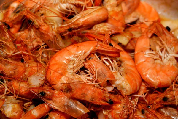 Sıcak buharda pişirilmiş gri karidesler soğan dilimleri, sarımsaklı kimyon ve sıcak buharda pişirilmiş tuz, seçici deniz ürünleri mutfağı, sıcak buharda pişirilmiş karides servis edilmeye hazır.