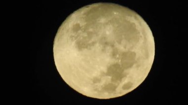 Dolunay videosu 25 Ağustos 2018 'de Kahire Mısır' da çekildi. Kara gökyüzünde dolunayın seçici odak noktası.