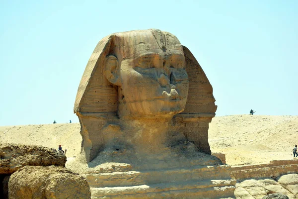 エジプト 2017年6月27日 ギザのスフィンクスは 人間の頭とライオンの体が西から東へと直面している神話上の生き物であるリクライニングスフィンクスの石灰岩像です — ストック写真