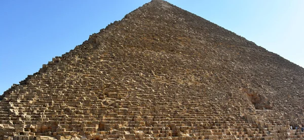 エジプト 2016年5月1日 第四王朝ファラオ フフの最大のエジプトのピラミッドと墓であるギザの大ピラミッドは 古代世界の7つの驚異の中で最も古いものです — ストック写真