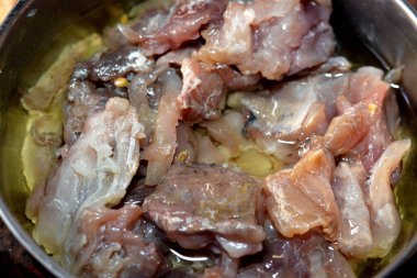 Mısır 'daki sahte El Nessim festivali bahar kutlamaları sırasında geleneksel bir kutlama yemeği olan Mugil türünün mayalanmış, tuzlanmış ve kurutulmuş gri tekir balığı olan Fesikh.