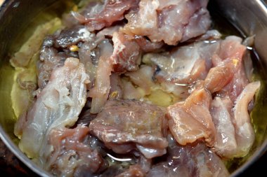 Mısır 'daki sahte El Nessim festivali bahar kutlamaları sırasında geleneksel bir kutlama yemeği olan Mugil türünün mayalanmış, tuzlanmış ve kurutulmuş gri tekir balığı olan Fesikh.