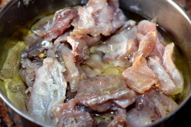 Mısır 'daki sahte El Nessim festivali bahar kutlamaları sırasında geleneksel bir kutlama yemeği olan Mugil türünün mayalanmış, tuzlanmış ve kurutulmuş gri tekir balığı olan Fesikh.