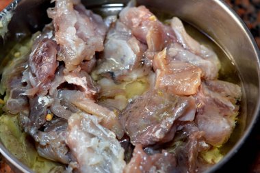 Mısır 'daki sahte El Nessim festivali bahar kutlamaları sırasında geleneksel bir kutlama yemeği olan Mugil türünün mayalanmış, tuzlanmış ve kurutulmuş gri tekir balığı olan Fesikh.