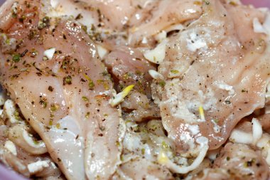 Salamura edilmiş tavuk göğsü fileto dilimleri soğan, kekik, karabiber ve tuz ızgara ve ızgara yapmaya hazır, pişirilmeye hazır tavuk parçaları.