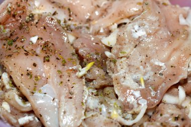 Salamura edilmiş tavuk göğsü fileto dilimleri soğan, kekik, karabiber ve tuz ızgara ve ızgara yapmaya hazır, pişirilmeye hazır tavuk parçaları.