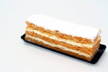 Klasik pudra şekeri. Süt, yumurta sarısı, vanilya özü, kaster şekeri, mısır unu, şeker, rulo puf böreği ve beyaz zemin üzerine izole edilmiş krema.