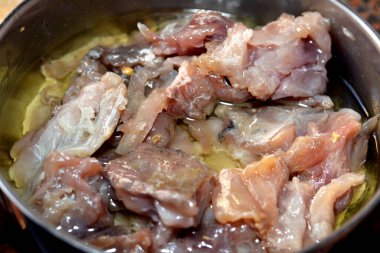 Mısır 'daki sahte El Nessim festivali bahar kutlamaları sırasında geleneksel bir kutlama yemeği olan Mugil türünün mayalanmış, tuzlanmış ve kurutulmuş gri tekir balığı olan Fesikh.