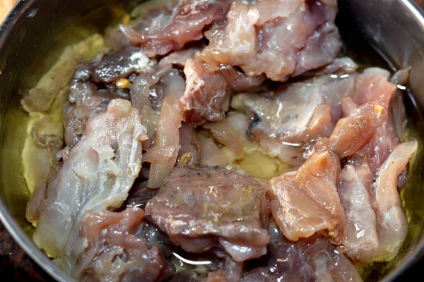 Mısır 'daki sahte El Nessim festivali bahar kutlamaları sırasında geleneksel bir kutlama yemeği olan Mugil türünün mayalanmış, tuzlanmış ve kurutulmuş gri tekir balığı olan Fesikh.