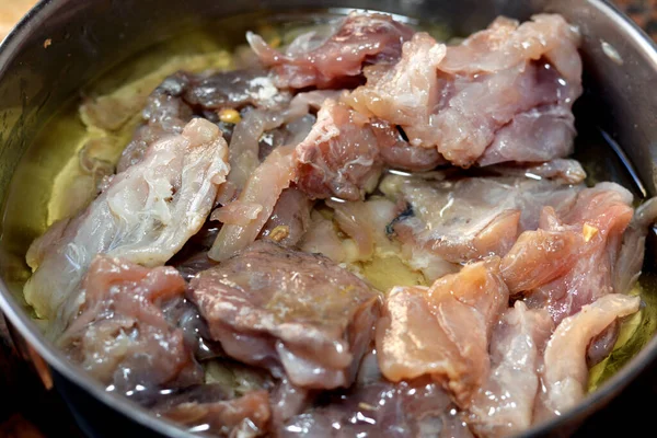 Mısır 'daki sahte El Nessim festivali bahar kutlamaları sırasında geleneksel bir kutlama yemeği olan Mugil türünün mayalanmış, tuzlanmış ve kurutulmuş gri tekir balığı olan Fesikh.