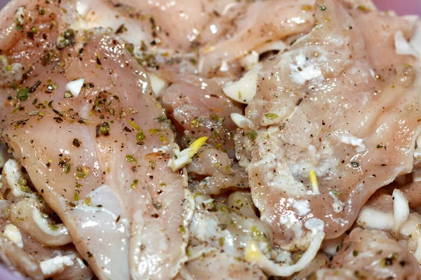 Salamura edilmiş tavuk göğsü fileto dilimleri soğan, kekik, karabiber ve tuz ızgara ve ızgara yapmaya hazır, pişirilmeye hazır tavuk parçaları.