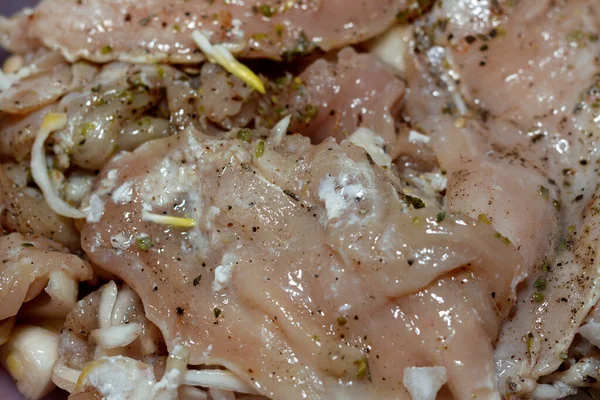 Salamura edilmiş tavuk göğsü fileto dilimleri soğan, kekik, karabiber ve tuz ızgara ve ızgara yapmaya hazır, pişirilmeye hazır tavuk parçaları.