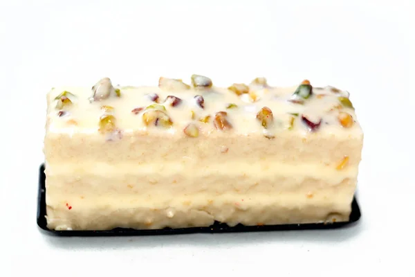 Beyaz Fındıklı Beyaz Vanilyalı Pasta Dilimi Beyaz Arka Planda Izole — Stok fotoğraf
