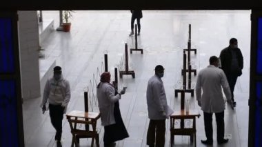 Kahire, Mısır, 6 Mart 2021: Üniversite binasına girmeden önce sıkı ihtiyati tedbirlerin alındığı görüntüler, maskeler ve sıcaklık kontrolü, covid-19 koronavirüs küresel kriz salgını sırasında