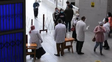 Üniversite binasına girmeden önce sıkı ihtiyati tedbirler alınması, yüz maskeleri ve sıcaklık kontrolü, covid-19 Coronavirus küresel kriz salgını sırasında