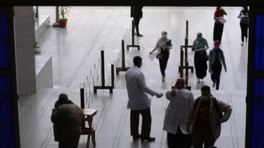 Kahire, Mısır, 6 Mart 2021: Üniversite binasına girmeden önce sıkı ihtiyati tedbirlerin alındığı görüntüler, maskeler ve sıcaklık kontrolü, covid-19 koronavirüs küresel kriz salgını sırasında