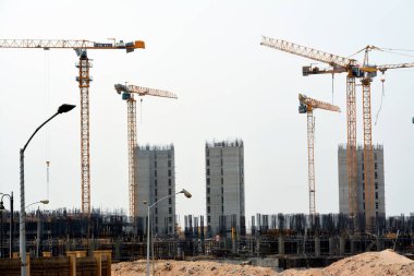 Giza, Mısır, 13 Mayıs 2022: Mısır 'daki yeni binaların inşaatı, Zed şehri Şeyh Zayed şehri, turna kuşları ve seçici odaklı inşaat halindeki konut binaları.
