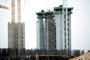 Giza, Mısır, 13 Mayıs 2022: Mısır 'daki yeni binaların inşaatı, Zed şehri Şeyh Zayed şehri, turna kuşları ve seçici odaklı inşaat halindeki konut binaları.