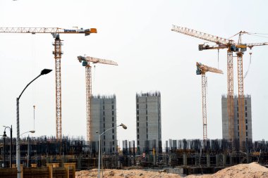 Giza, Mısır, 13 Mayıs 2022: Mısır 'daki yeni binaların inşaatı, Zed şehri Şeyh Zayed şehri, turna kuşları ve seçici odaklı inşaat halindeki konut binaları.