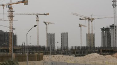 Giza, Mısır, 13 Mayıs 2022: Mısır 'daki yeni binaların inşaatı, Zed şehri Şeyh Zayed şehri, turna kuşları ve seçici odaklı inşaat halindeki konut binaları.