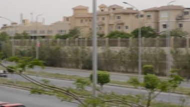 Giza, Mısır, 13 Mayıs 2022: Gize caddelerinde yeşil alanlar ve ağaçlarla hareket halindeki araç ve arabalar, şehrin en üst manzarası ve günlük faaliyetler