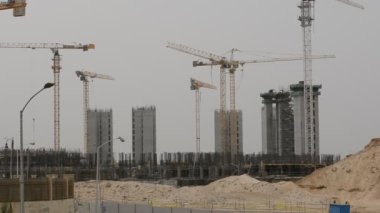 Giza, Mısır, 13 Mayıs 2022: Mısır 'daki yeni binaların inşaatı, Zed şehri Şeyh Zayed şehri, turna kuşları ve seçici odaklı inşaat halindeki konut binaları.