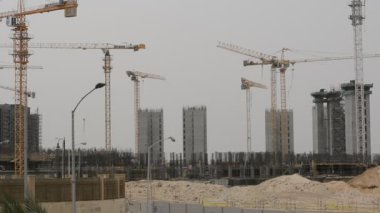 Giza, Mısır, 13 Mayıs 2022: Mısır 'daki yeni binaların inşaatı, Zed şehri Şeyh Zayed şehri, turna kuşları ve seçici odaklı inşaat halindeki konut binaları.