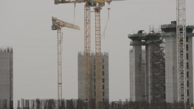 Giza, Mısır, 13 Mayıs 2022: Mısır 'daki yeni binaların inşaatı, Zed şehri Şeyh Zayed şehri, turna kuşları ve seçici odaklı inşaat halindeki konut binaları.