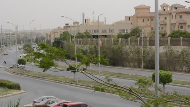 2022年5月13日 埃及吉萨 在吉萨街道上运送车辆和车辆 有绿地和绿树 城市街道尽收眼底 以及日常活动的交通 — 图库视频影像