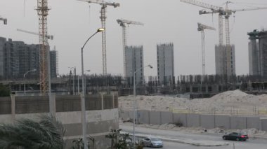 Giza, Mısır, 13 Mayıs 2022: Mısır 'daki yeni binaların inşaatı, Zed şehri Şeyh Zayed şehri, turna kuşları ve seçici odaklı inşaat halindeki konut binaları.