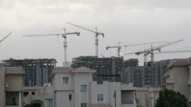 Giza, Mısır, 13 Mayıs 2022: Mısır 'daki yeni binaların inşaatı, Zed şehri Şeyh Zayed şehri, turna kuşları ve seçici odaklı inşaat halindeki konut binaları.