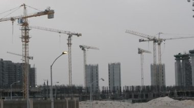 Giza, Mısır, 13 Mayıs 2022: Mısır 'daki yeni binaların inşaatı, Zed şehri Şeyh Zayed şehri, turna kuşları ve seçici odaklı inşaat halindeki konut binaları.