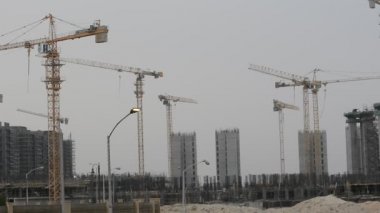 Giza, Mısır, 13 Mayıs 2022: Mısır 'daki yeni binaların inşaatı, Zed şehri Şeyh Zayed şehri, turna kuşları ve seçici odaklı inşaat halindeki konut binaları.