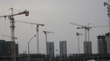 Giza, Mısır, 13 Mayıs 2022: Mısır 'daki yeni binaların inşaatı, Zed şehri Şeyh Zayed şehri, turna kuşları ve seçici odaklı inşaat halindeki konut binaları.