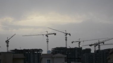 Giza, Mısır, 13 Mayıs 2022: Mısır 'daki yeni binaların inşaatı, Zed şehri Şeyh Zayed şehri, turna kuşları ve seçici odaklı inşaat halindeki konut binaları.