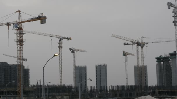 エジプト 2022年5月13日 エジプトの新しい建物の建設現場 ゼド市シェイクZayed市 クレーンで建設中の豪華な不動産住宅のエーカー 選択的な焦点 — ストック動画
