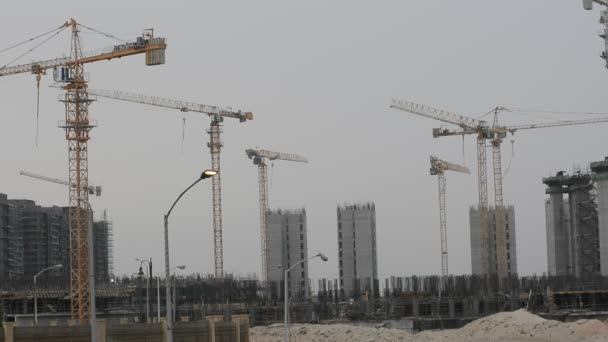 エジプト 2022年5月13日 エジプトの新しい建物の建設現場 ゼド市シェイクZayed市 クレーンで建設中の豪華な不動産住宅のエーカー 選択的な焦点 — ストック動画